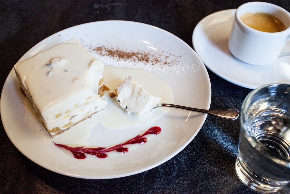 Грушевый чизкейк с соусом из горогонзолы