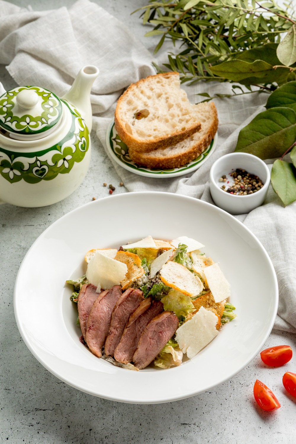 Цезарь по-башкирски с филе утки и вялеными томатами