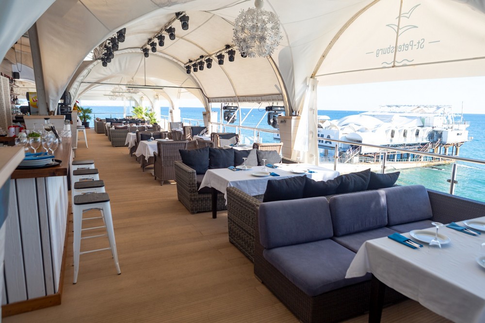 Паруса на море