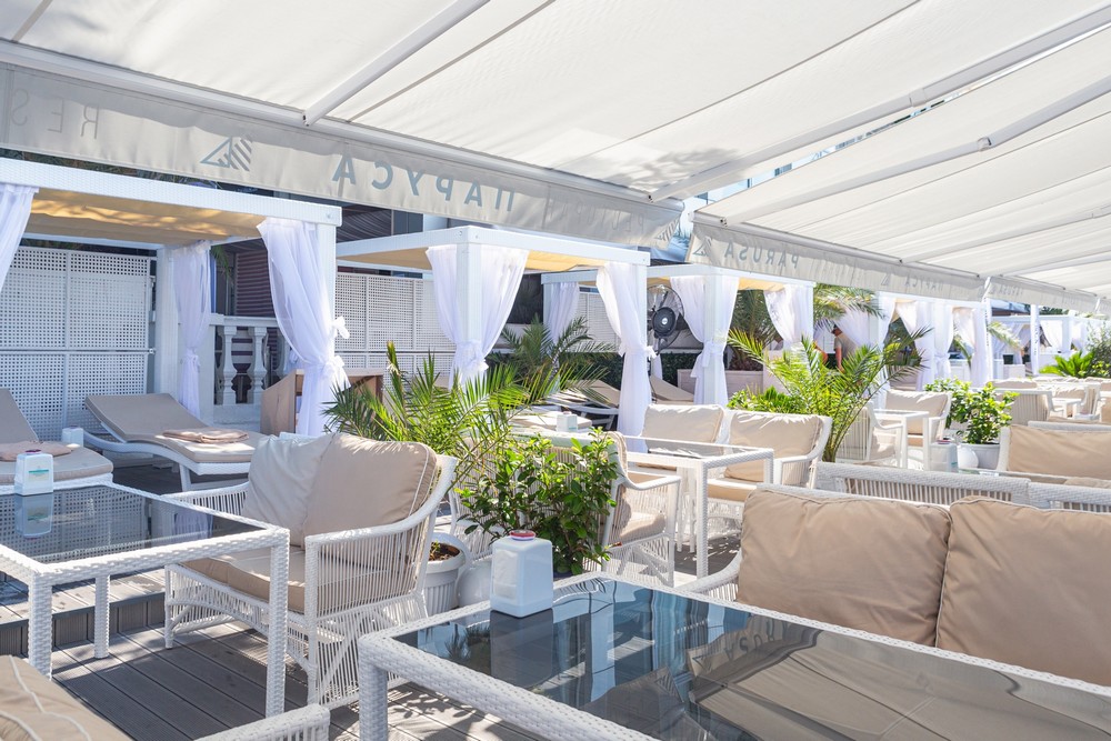 Паруса на море