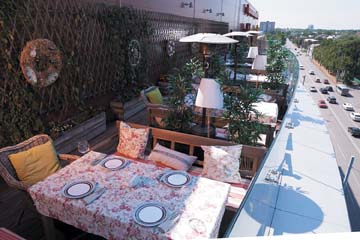 Терраса Cafe Олива’s — неотъемлемая часть заведения, один из важных элементов его имиджа и фактор, влияющий на популярность. 