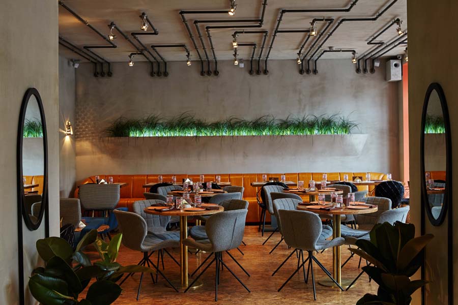 Интерьер ресторана «Белка» сделан в стиле «космические 60-ые»