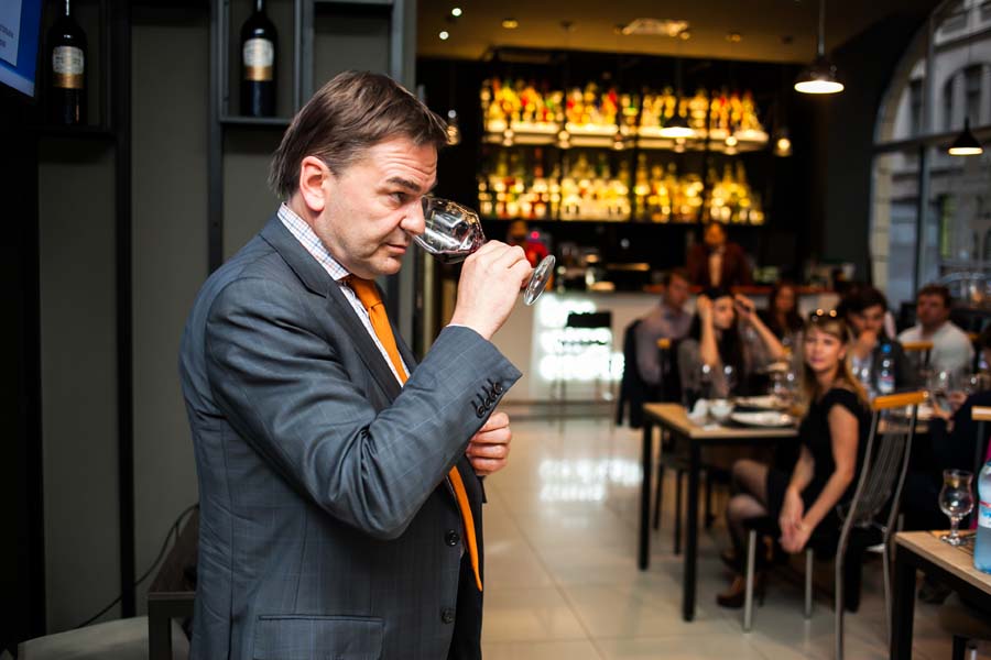 Опытному специалисту аромат расскажет о вине многое