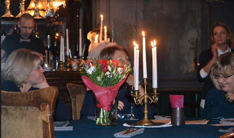 Атмосфера зала "Рёберная" в ресторане "МЫ ЖЕ НА ТЫ"