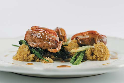 Утиная грудка с киноа и жареным луком