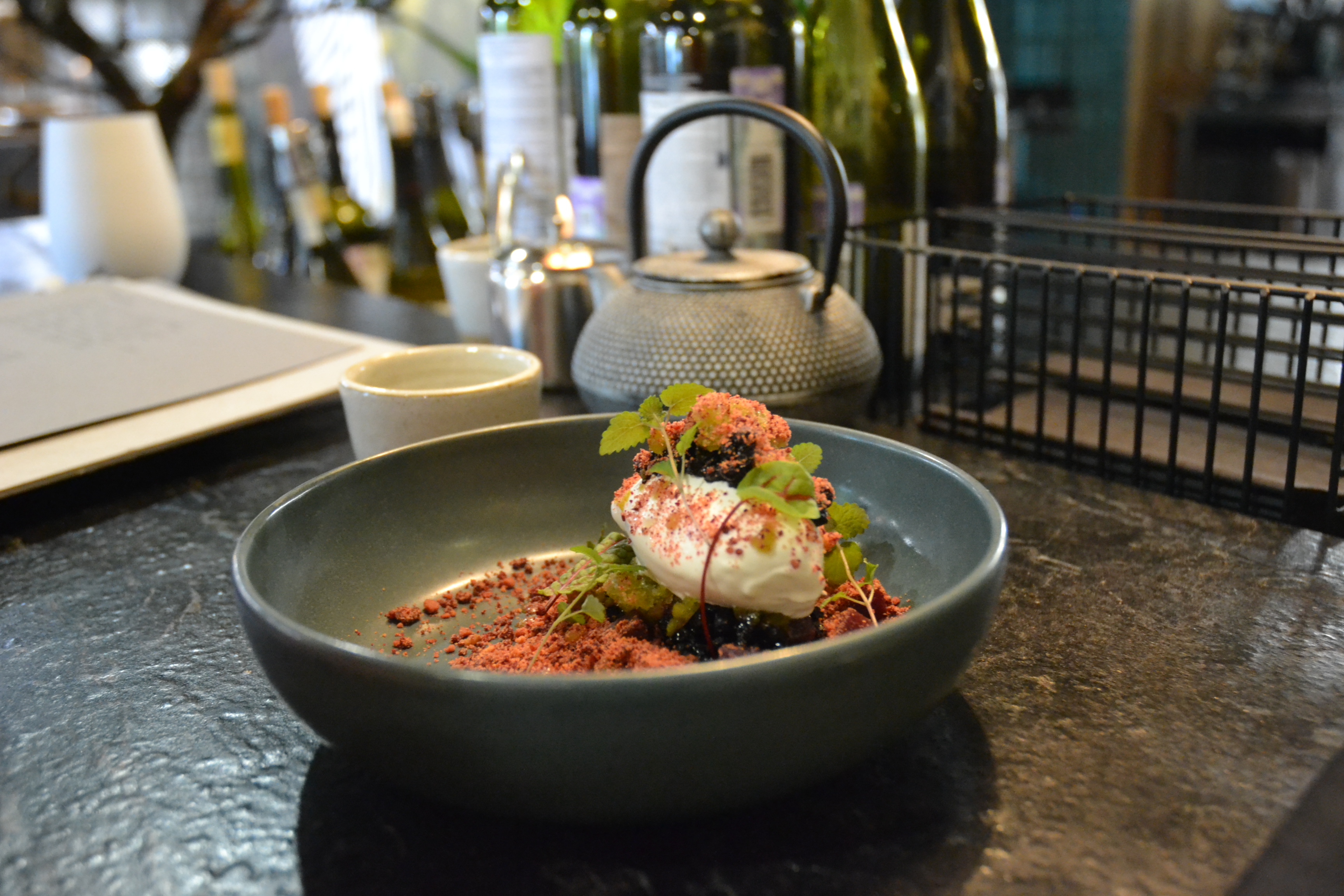 Кухня в Mr Bo совмещает в себе различные ингредиенты. Вот пример десерта - взбитый сливочный сыр со свеклой и красными ягодами  