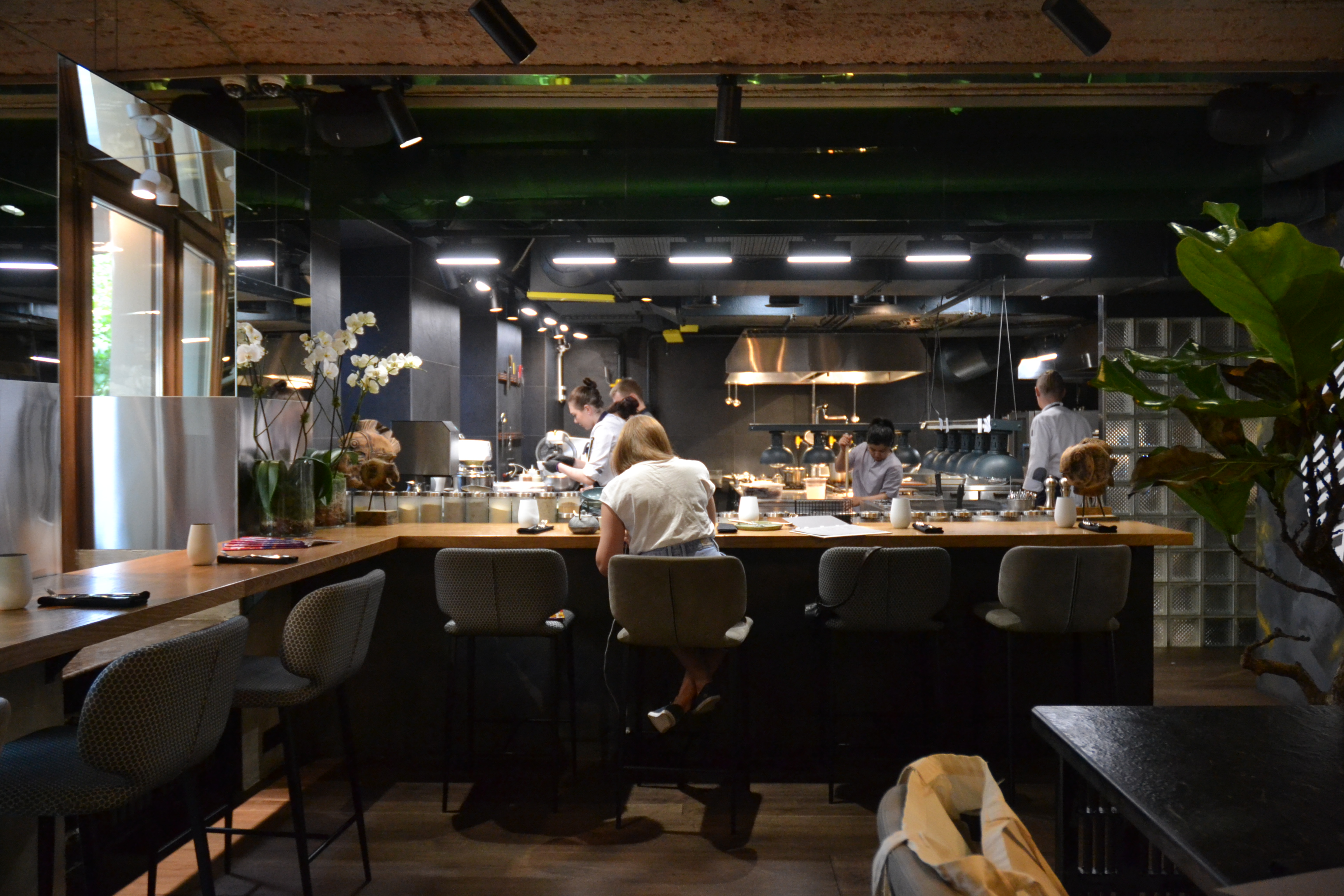 В ресторане полностью открытая кухня. В том же зале находится устричная станция