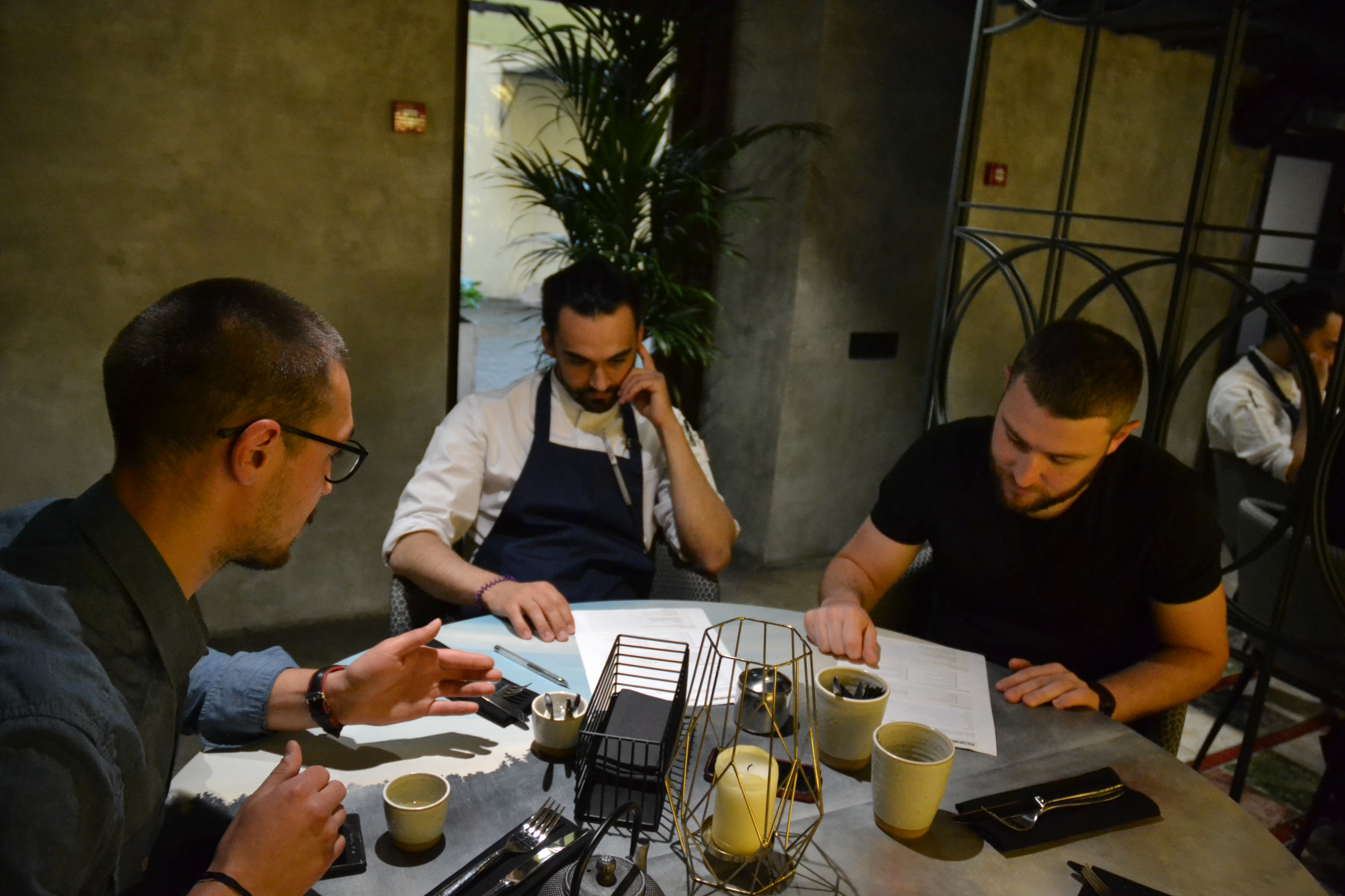 Слева направо: корреспондент журнала "Ресторановед" Александр Марков; основатель ресторана Mr Bo, шеф-повар Эльдар Мурадов; основатель ресторана Mr Bo, шеф-повар Дмитрий Богачев