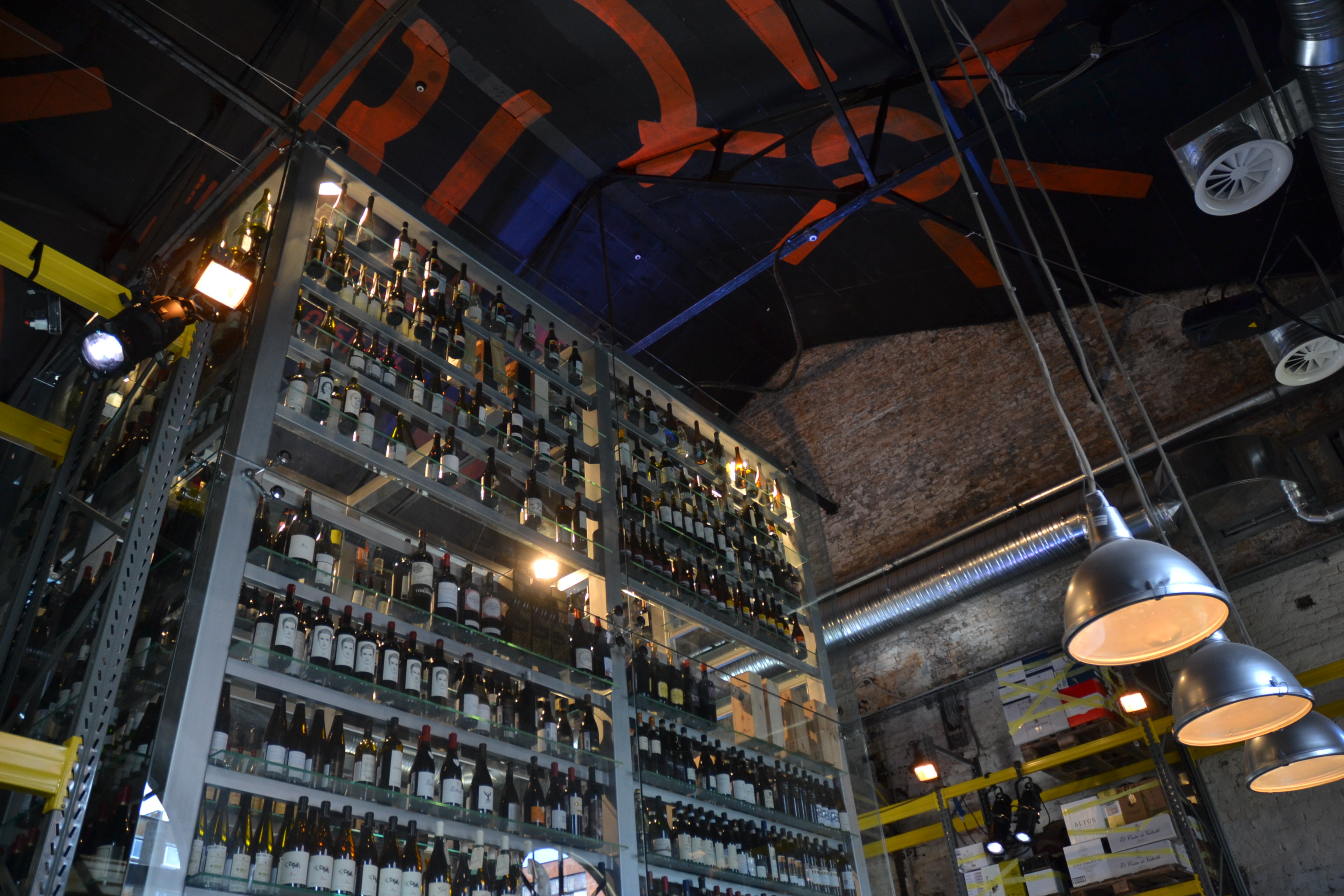 Все полки заставлены разными видами вина.