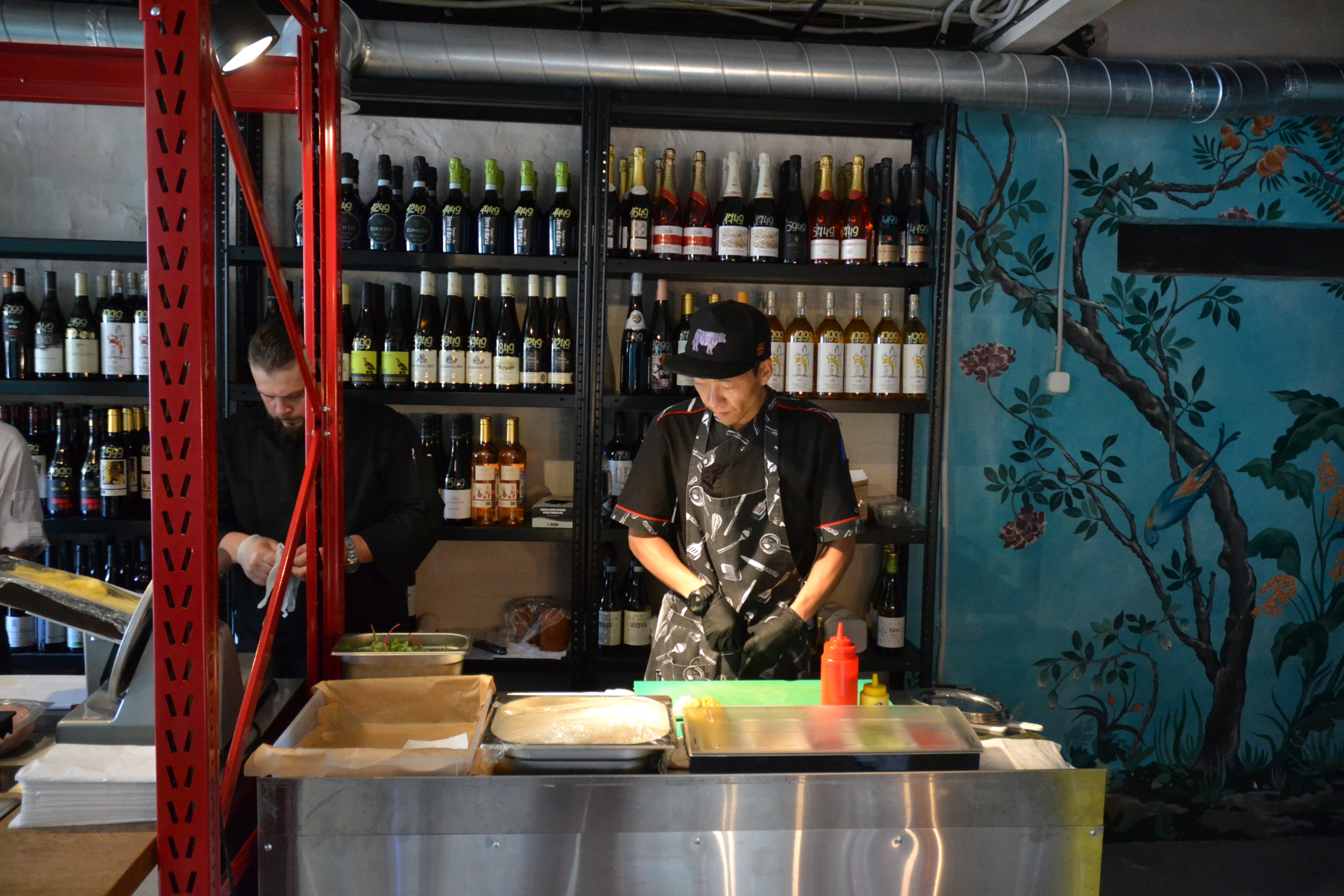 Бар, где можно заказать бокал вина и закуски к нему.