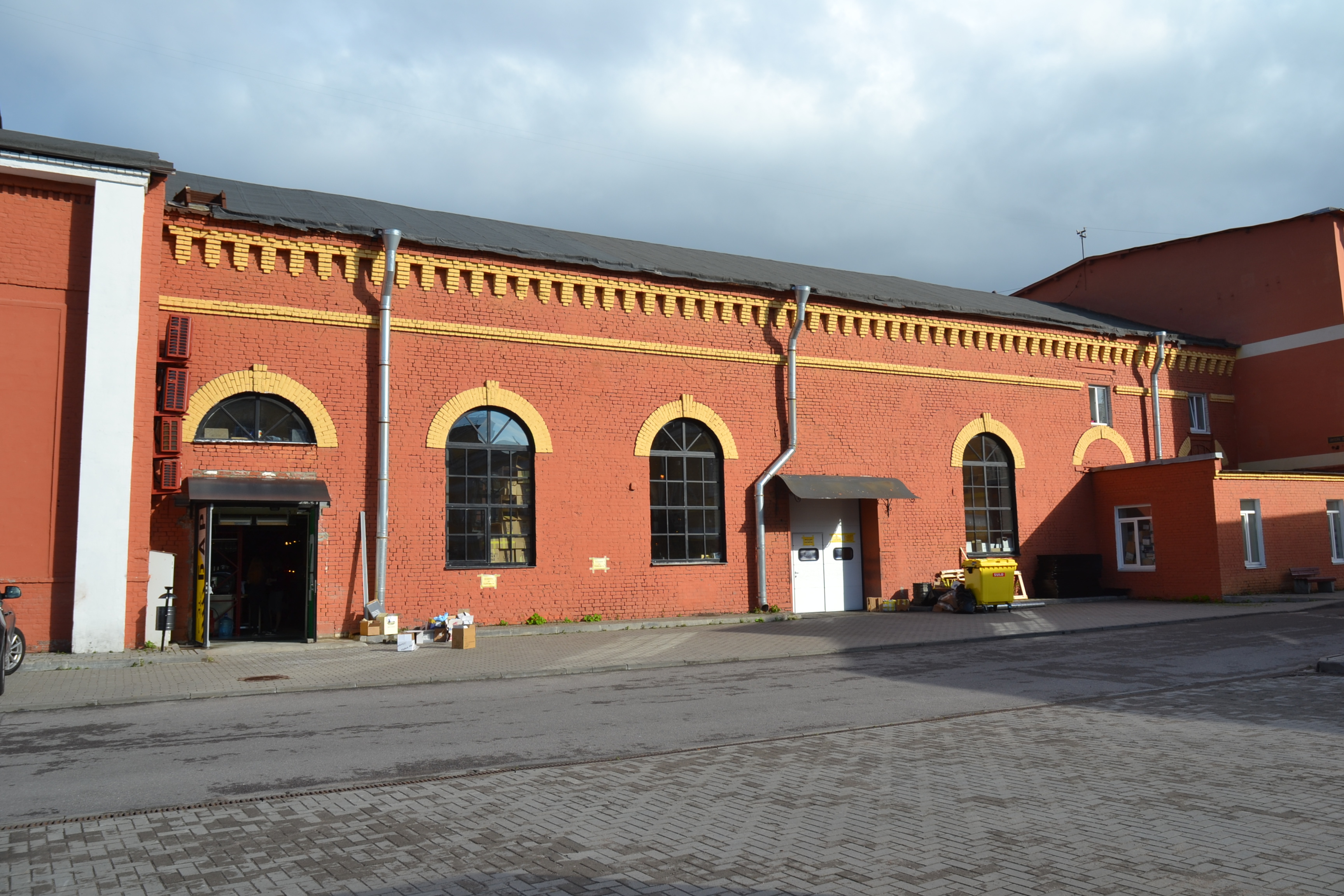 Расположился "Винный Склад" в здании бывшего завода.