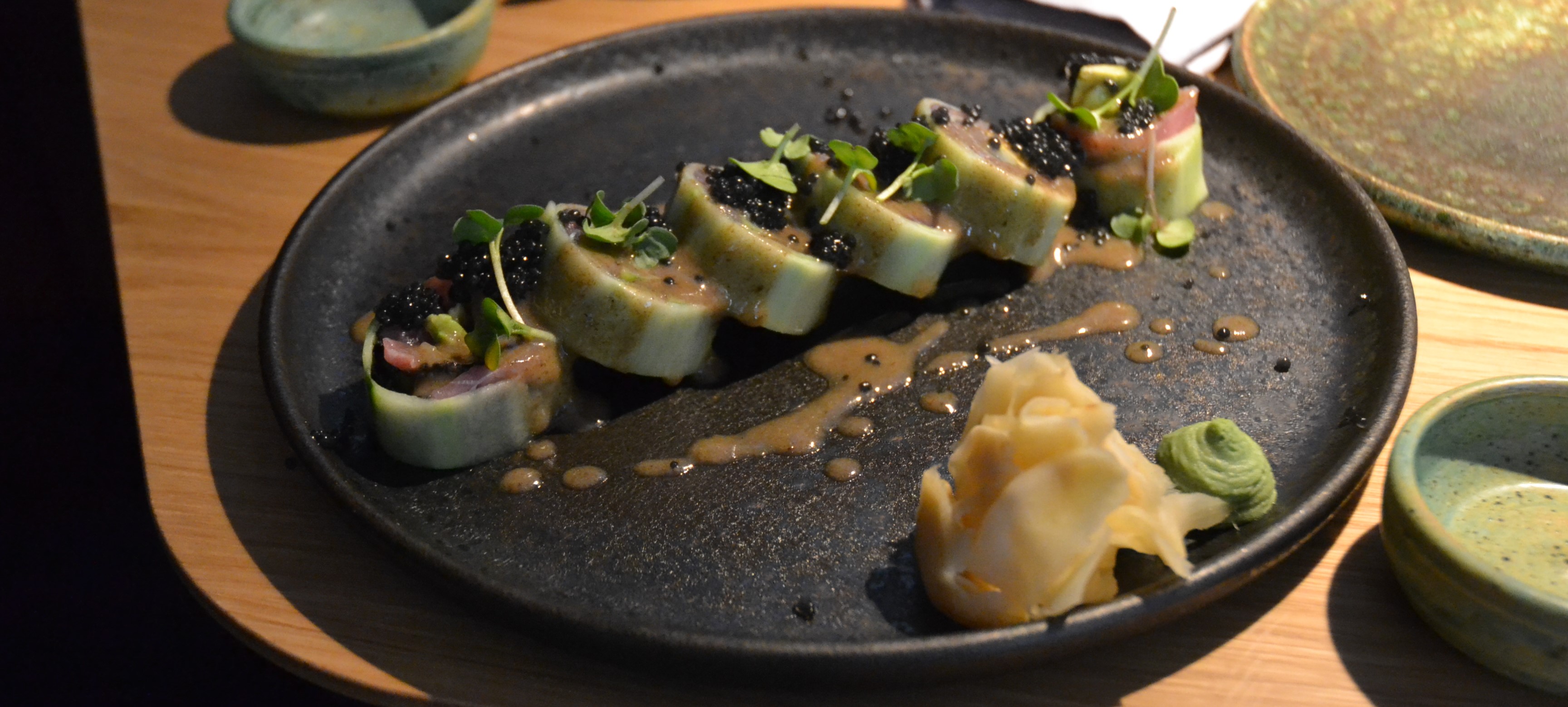 Ролл огурец с тунцом и дорадо