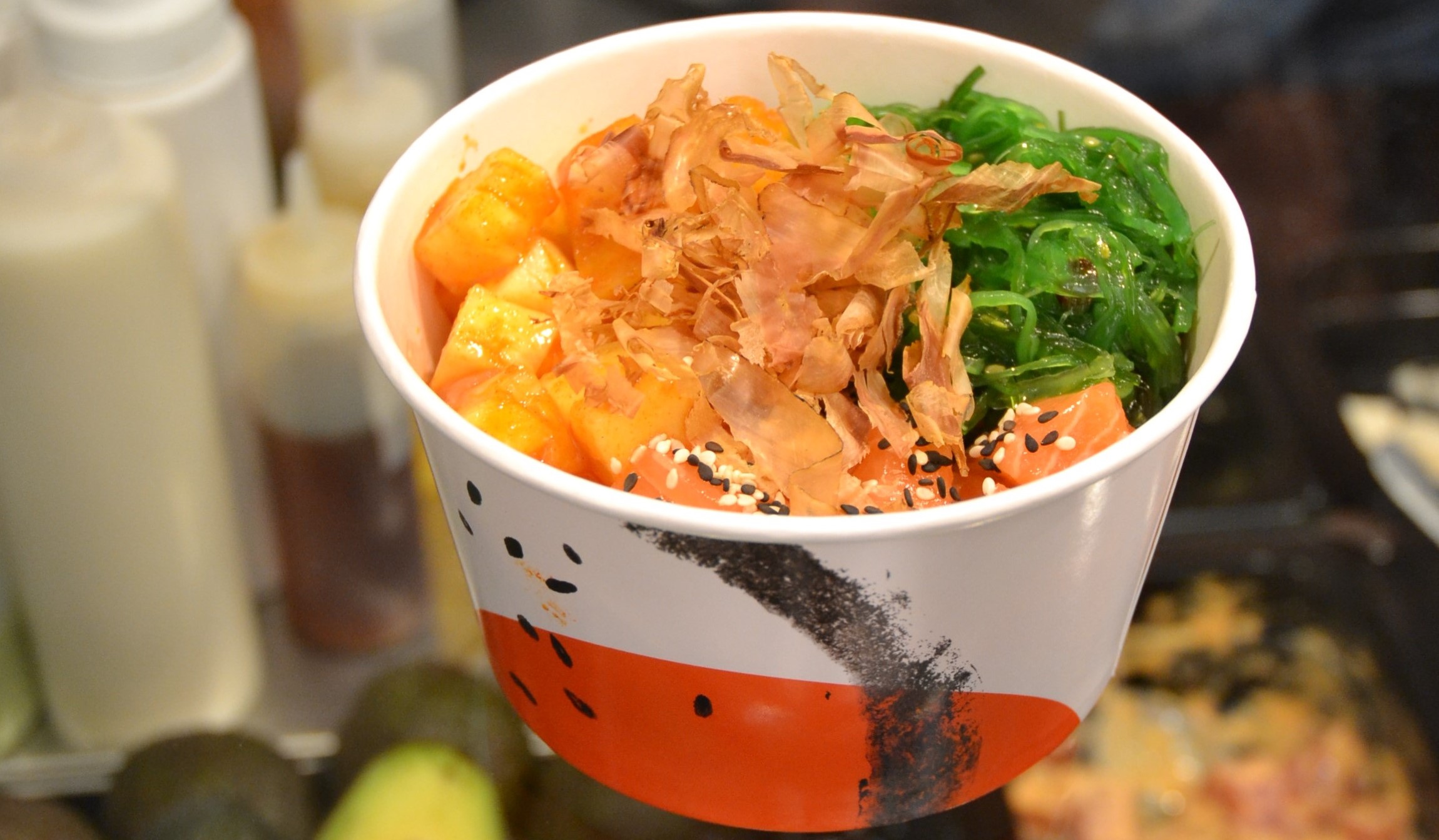 Поке с лососем, ананасом кимчи и чуккой на рисе