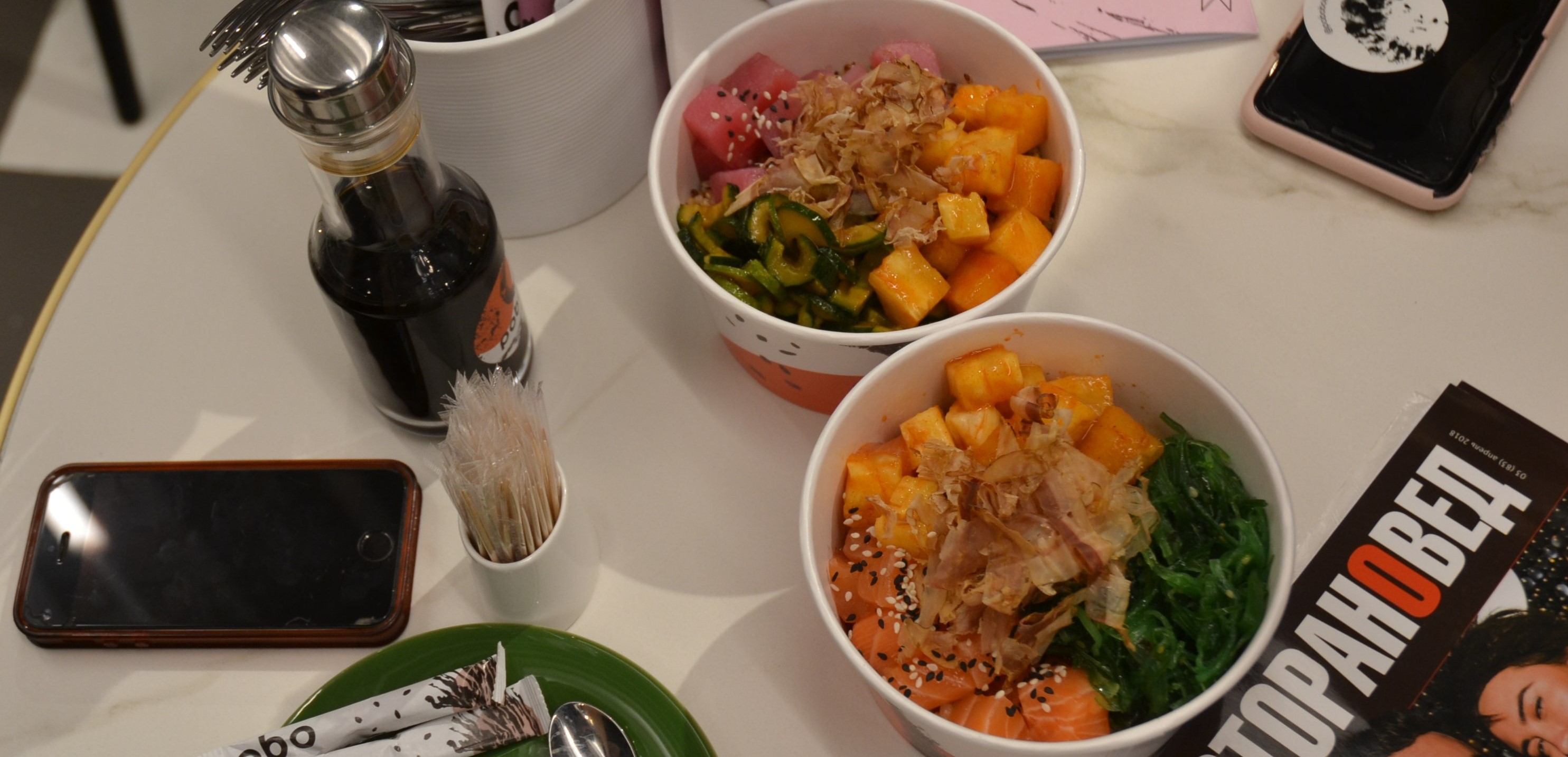 Можно собрать свой собственный поке (на фото с лососем и чуккой), а можно выбрать один из вариантов, разработанных шеф-поваром pobo (на фото - с тунцом и битым огурцом)