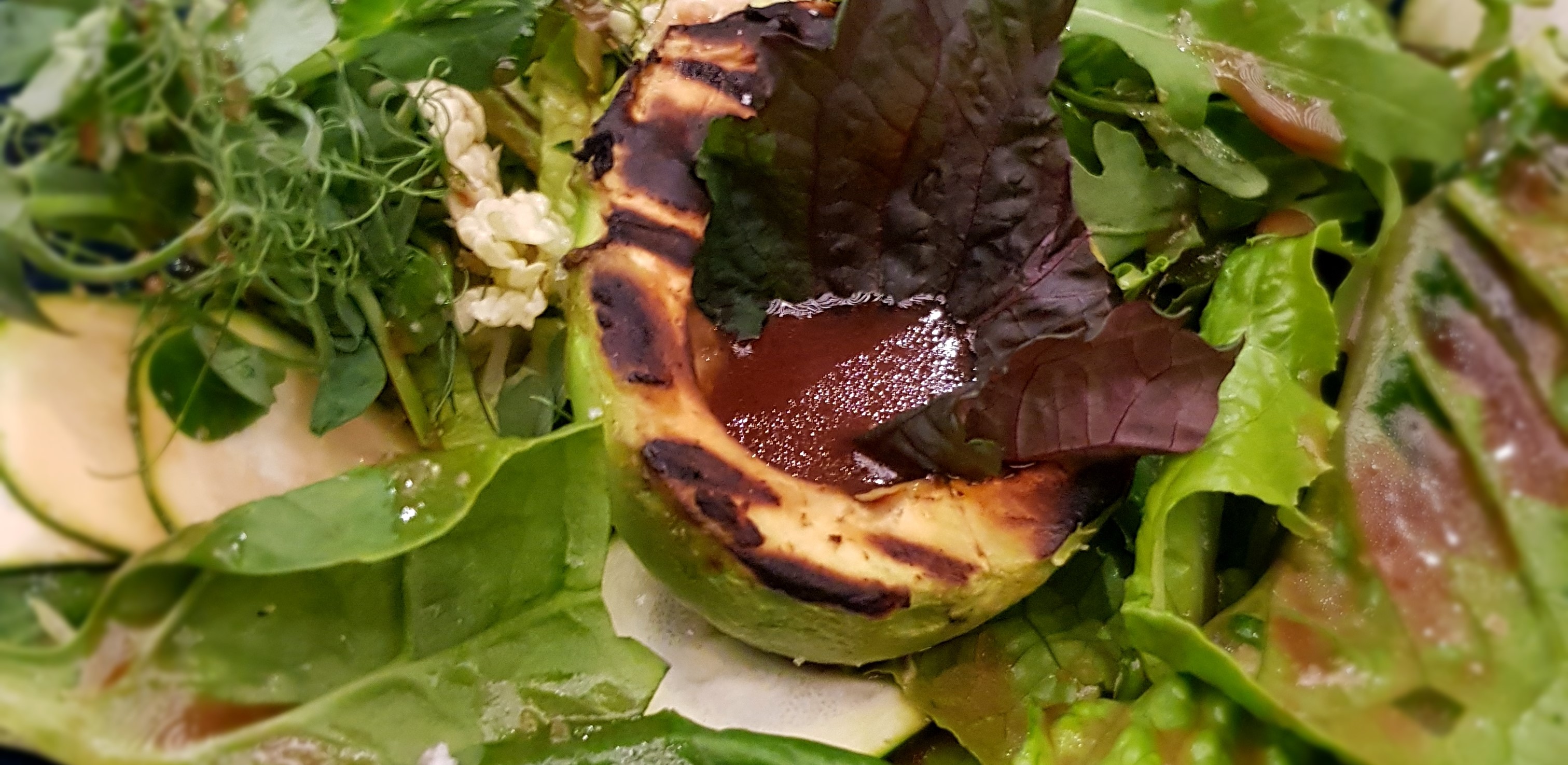 Зеленый салат заправленный пряной гранатовой эмульсией