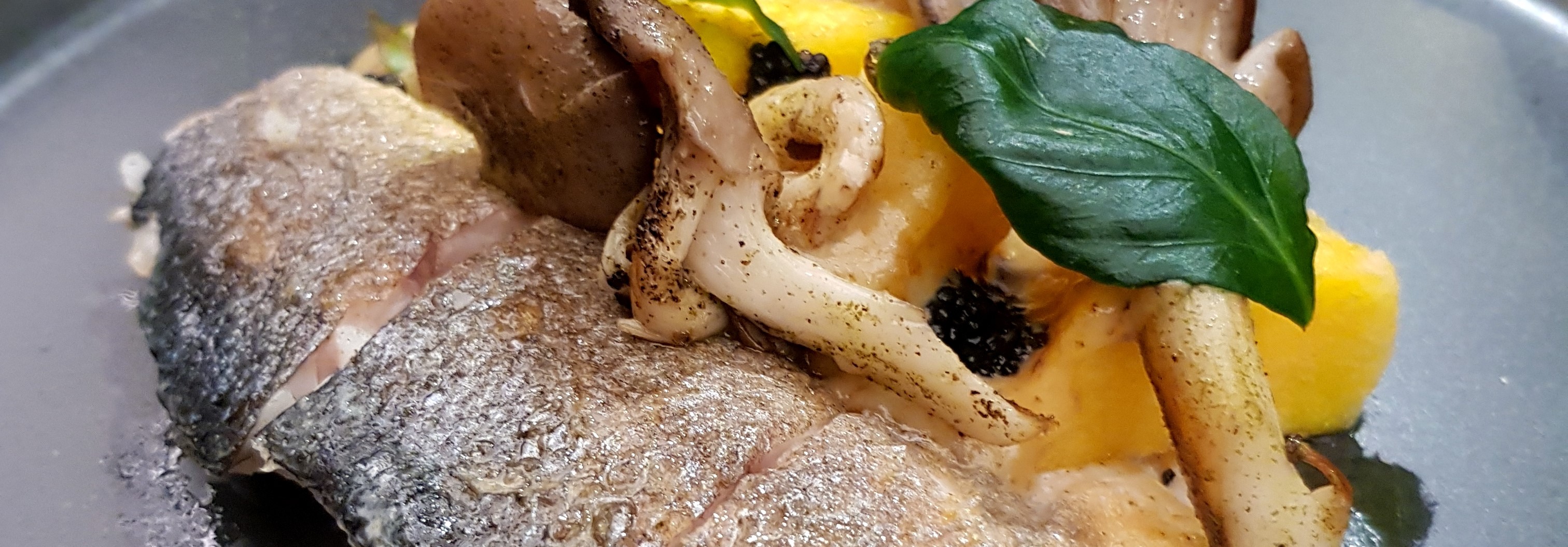 Сибас с кукурузной палентой и вешенками, подается с щучьей икрой