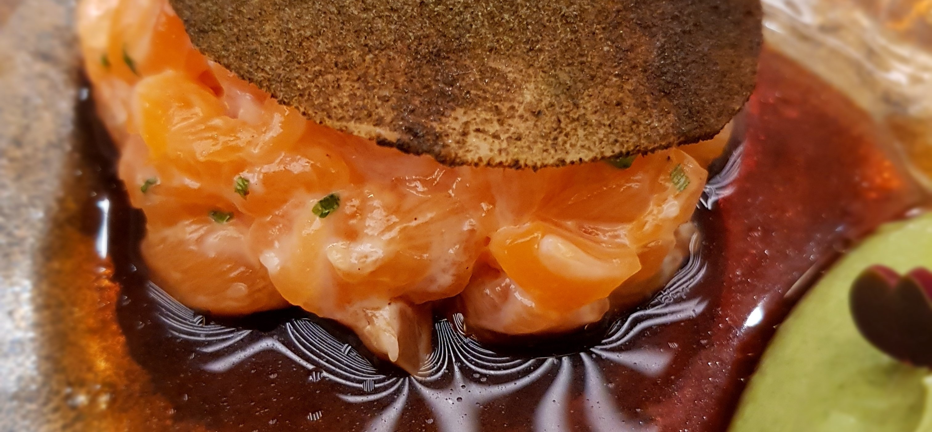 Тар-тар из лосося с пикантным соусом понзу и мороженым из авокадо