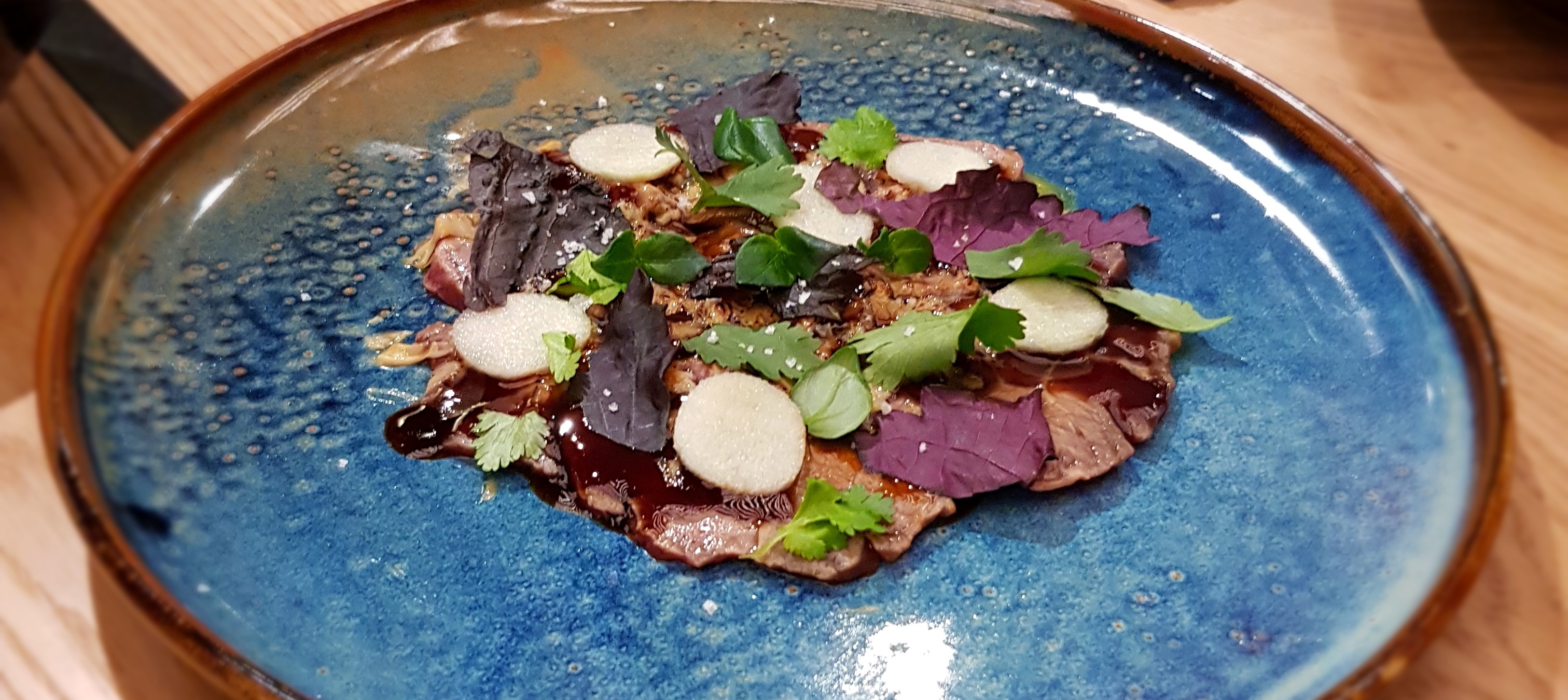 Татаки из говядины с фуагра и трюфельным соусом