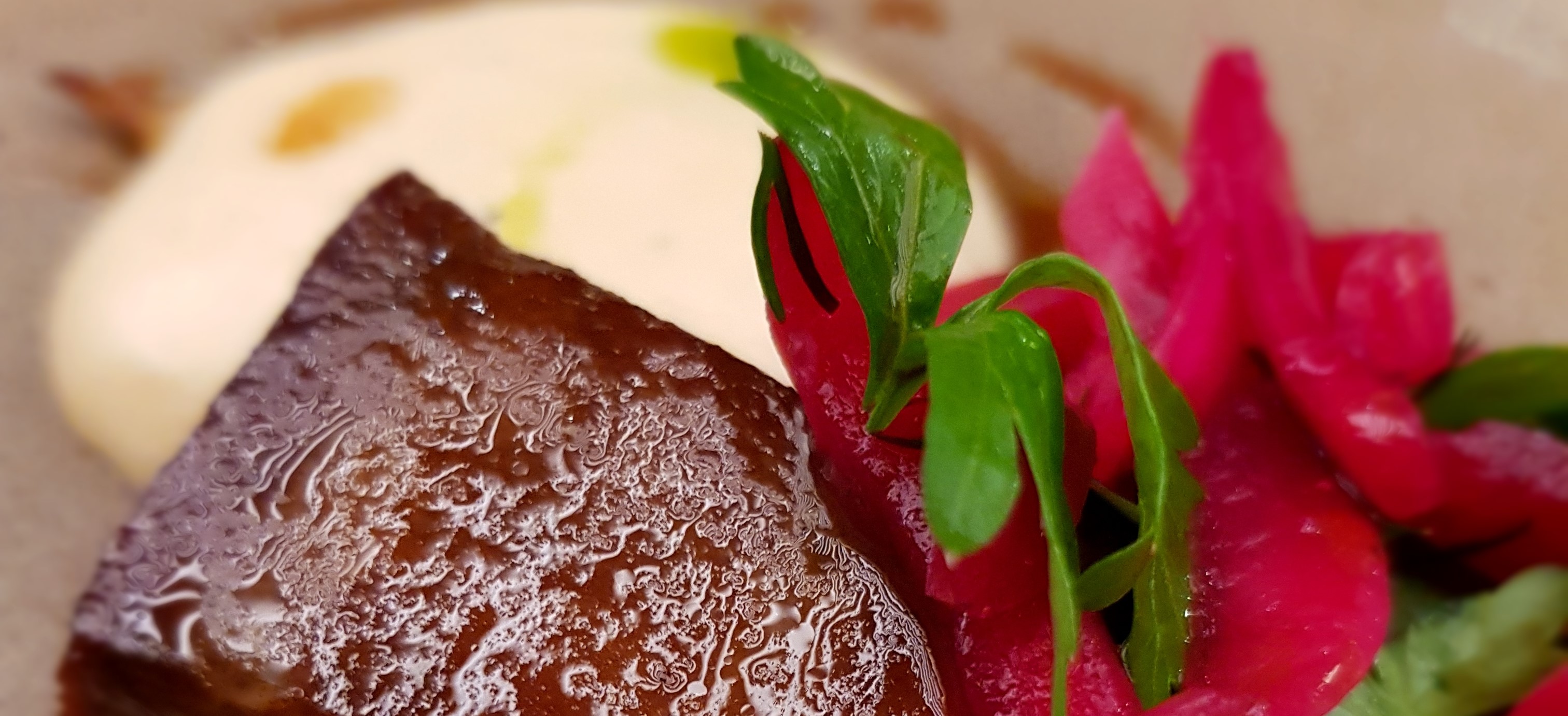 Язык с муссом из картофеля и африканской морковью 