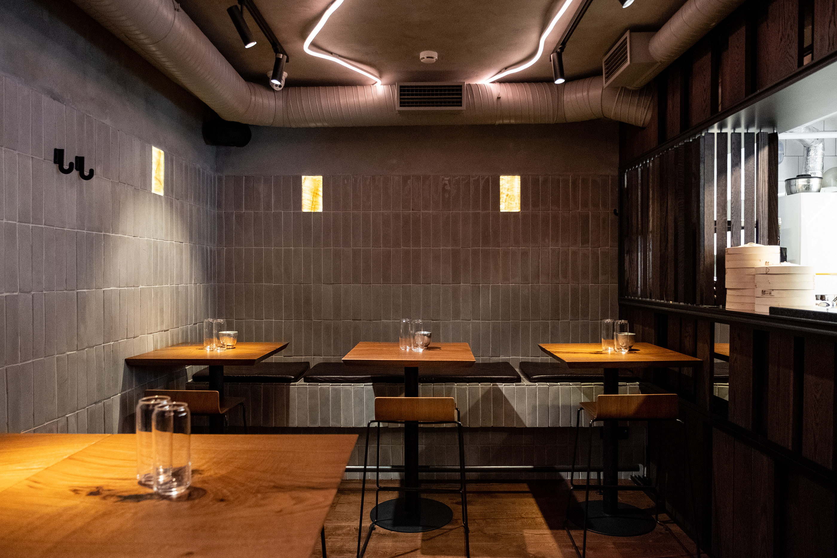 В Papaya café & bar команда стремилась создать тропический коктейль из колоритной Юго-Восточной Азии и «чистого» японского минимализма. 