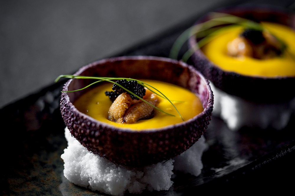 Икра морского ежа с муссом из тыквы и икрой летучей рыбы