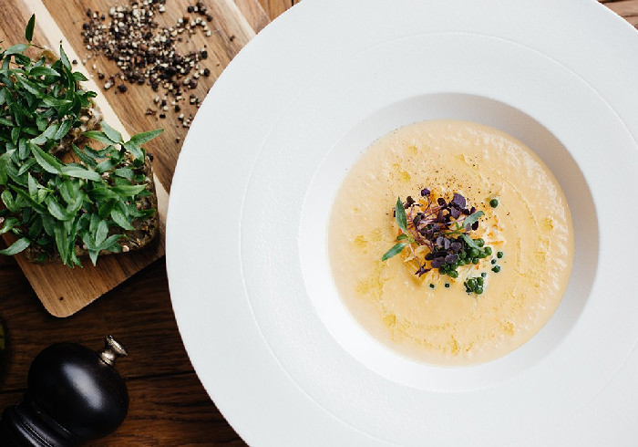 Биск из краба с икрой из трав