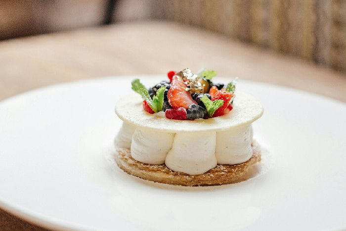 Милфей с кремом шантильи и сезонными ягодами