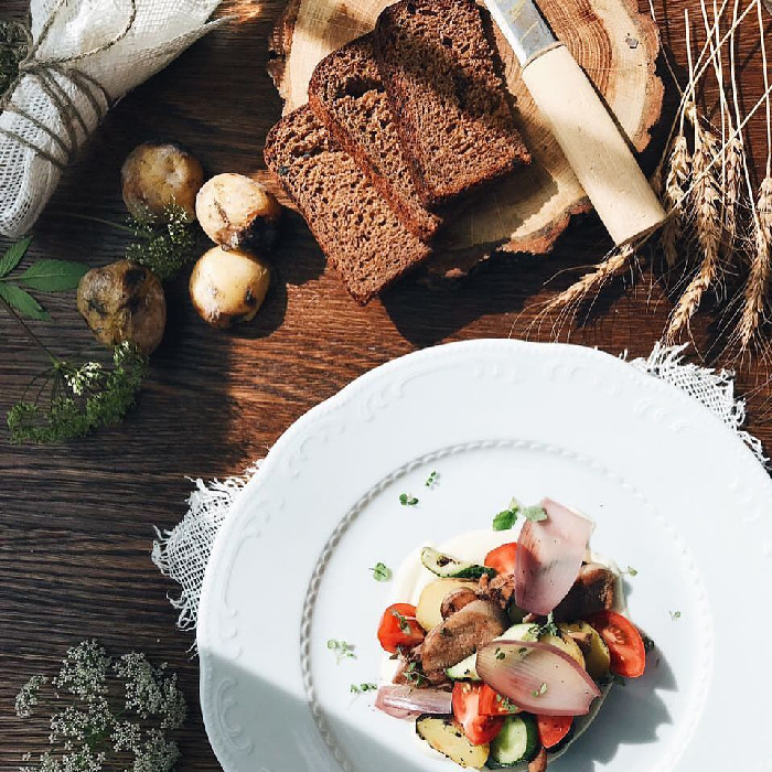 Салат из телячьего языка, nоматов, жареного малосольного огурца и лука припущенного в красном вине