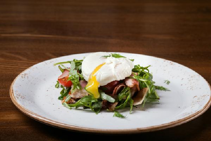 Салат с бакинскими томатами, пармой и яйцом пашот