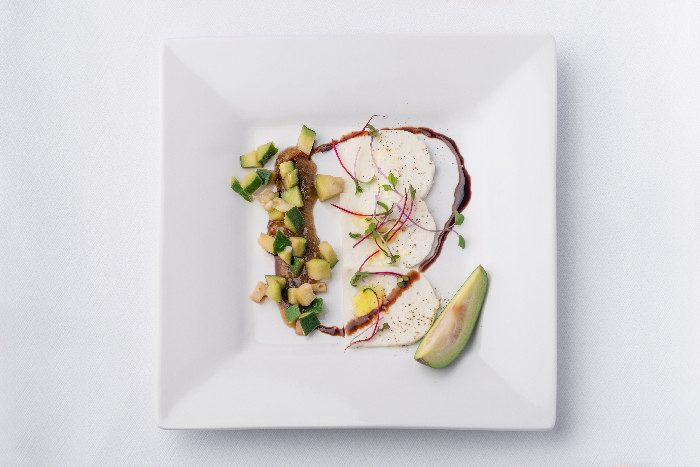 Сочинская фейхоа с адыгейским сыром. Фото Дмитрий Миронов