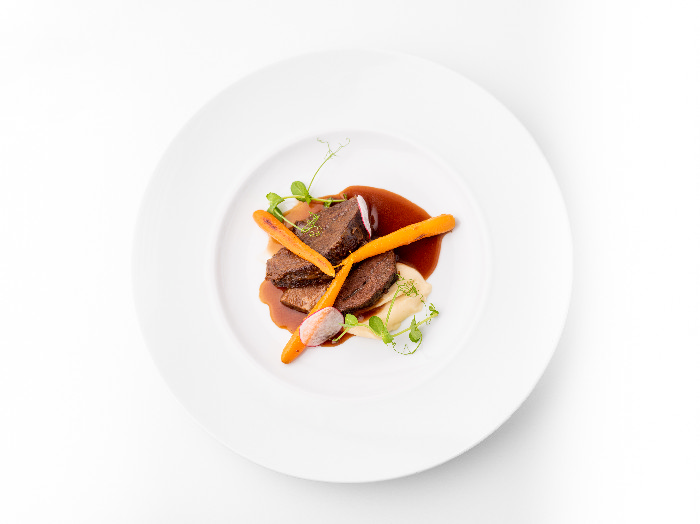 Брянские говяжьи щечки с корневыми овощами и соусом из кубанского красного вина. Фото Дмитрий Миронов