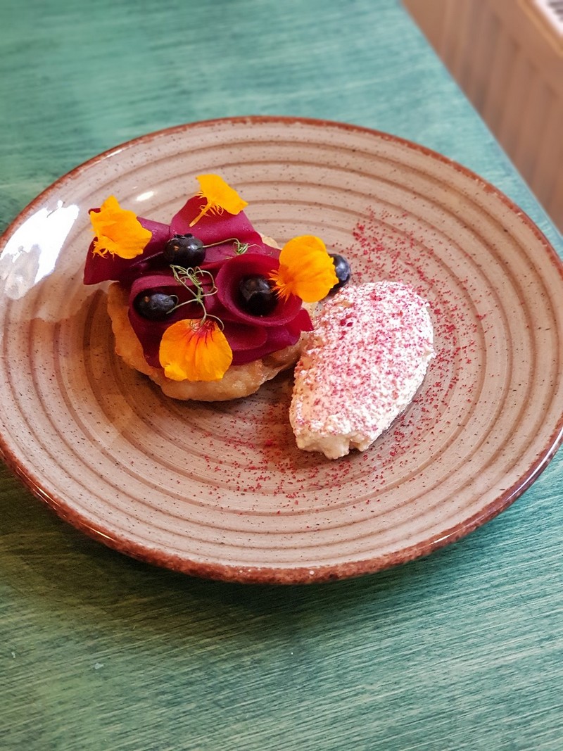 Панир с маринованной свеклой и картофельным оладьей