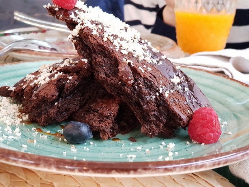 Шоколадный брауни с авокадо