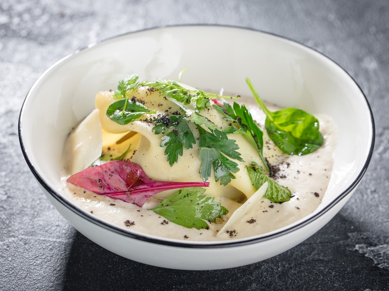 Открытые «равиоли» с кремом из сельдерея и белыми грибами