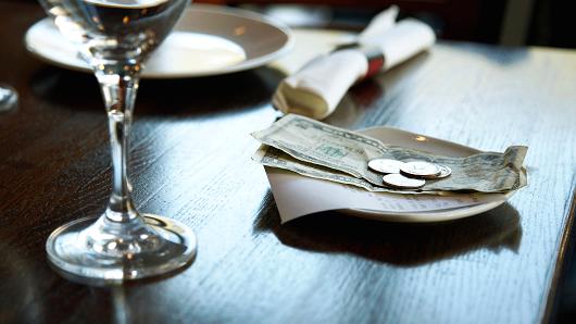 "Сервиса у нас практически нет. Возможно, поэтому нет как достойных чаевых, так и престижа профессии", - Инга Шпакова