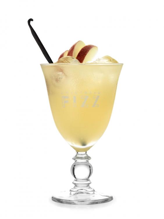 Коктейль  «Куантро с теплой ванилью и яблоком»