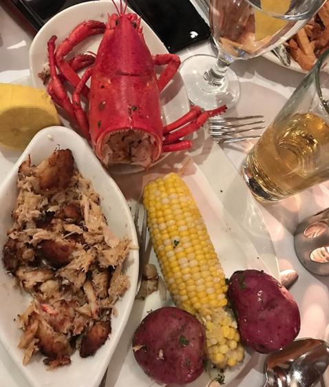 "Орудий залпы отгремели, ложится спать моя страна, мы молча лобстера имели. Наелись все чуток" Аркадий Новиков