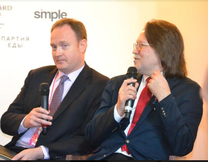 Дэвид Лейшман, руководитель департамента сельского хозяйства США обсудил с шеф-поварами и представителями бизнеса локальные продукты и их использование в ресторане