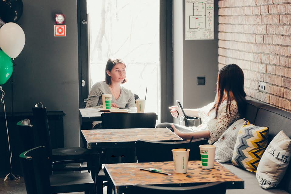 Гости могут выбирать: взять кофе "на ходу" или отдохнуть за уютным столиком