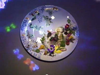 Необычная инсталляция украшает стены и стол в зале ресторана Sagaya в Токио