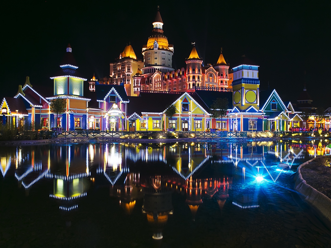 Вид ночью на Сочи Парк. На данный момент здесь представлены разные ресторанные концепции