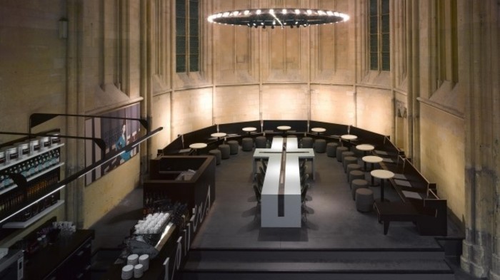 Ресторан со столом в форме креста