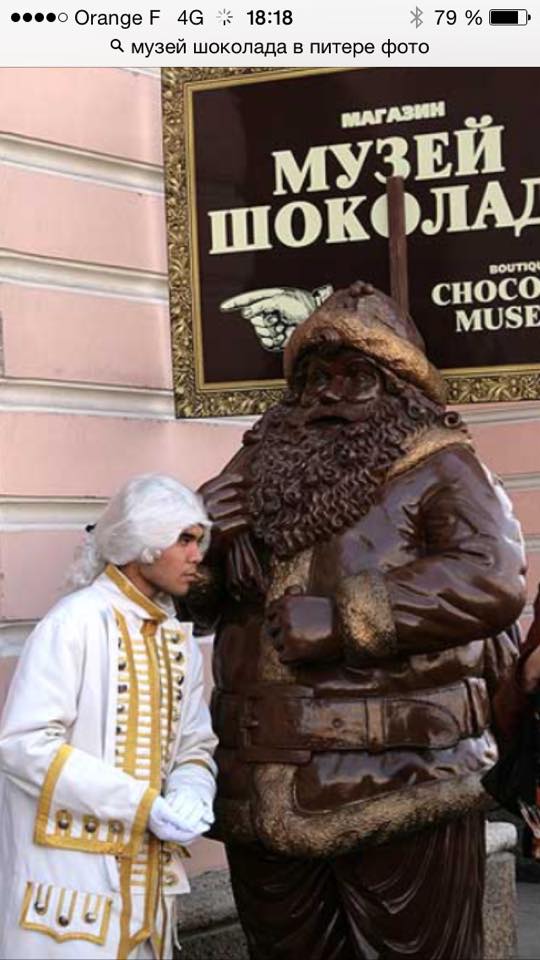 Ряженые у "Музея шоколада"