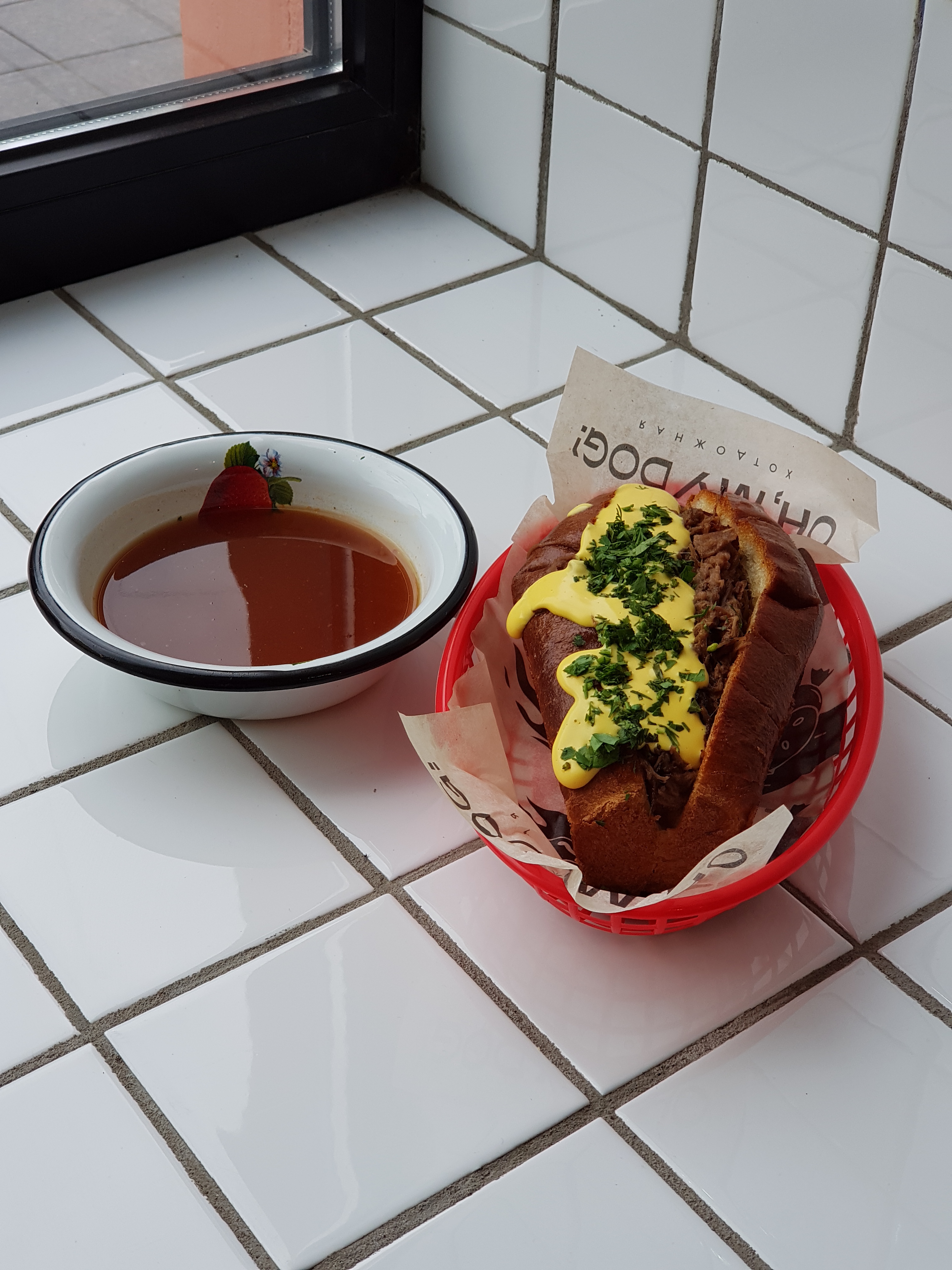 Дип чиз с бычьими хвостами, подается с бульоном Фо