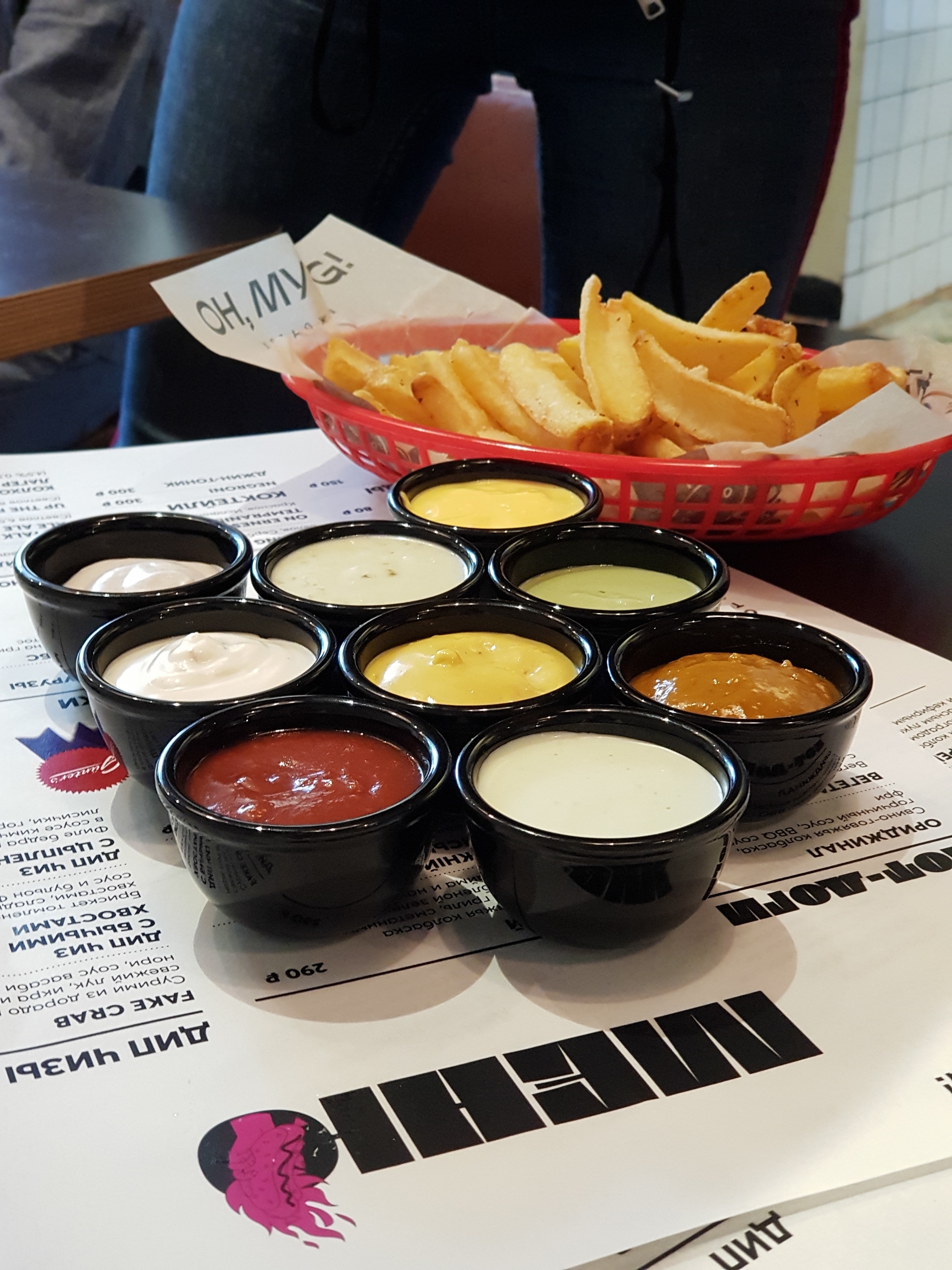 В меню есть 9 видов соусов, которые идут в разные хот-доги. Все их можно заказать дополнительно