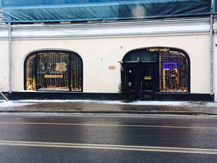 Скандальная вывеска украшала фасад ресторана всего несколько дней, и была снята